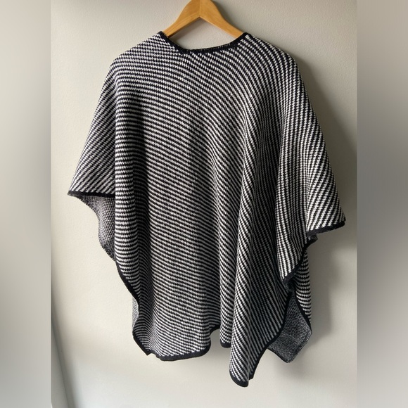 Knit poncho with pockets NWT - Picture 2 of 7